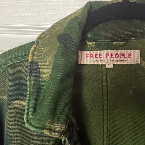 Free People Seize The Day Green Camo Utility Jacket. Wore once. Great condition. - Picture 2 of 4
